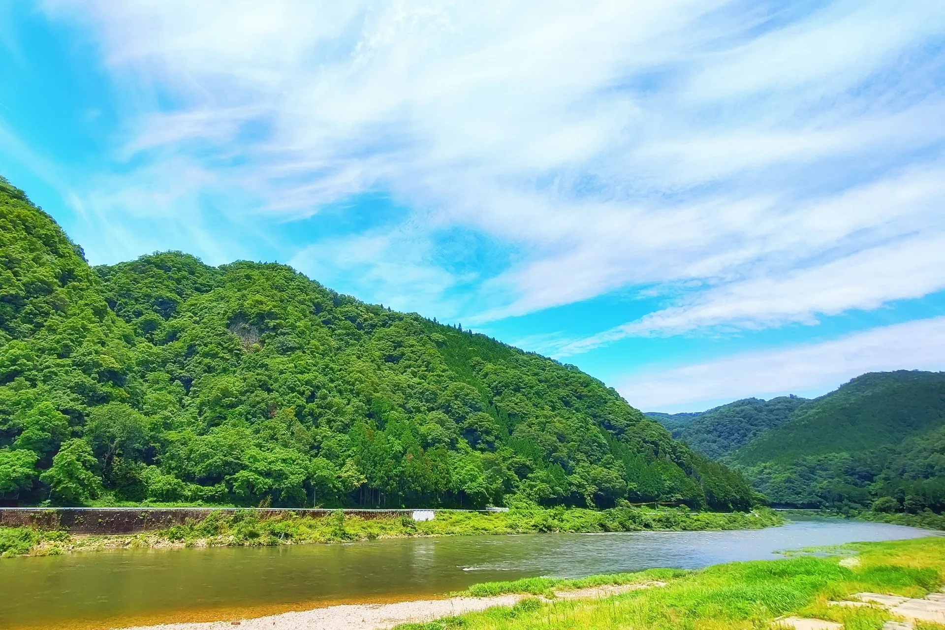 川本町の緑の山と川